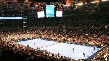 <b>FEDERER Y SAMPRAS LLENAN EL MADISON</b> El Madison Square Garden neoyorquino, el viejo templo del deporte estadounidense, se colmó con 19.000 espectadores para la exhibición entre Roger Federer y Pete Sampras. Federer se impuso finalmente por 6-3, 6-7 y 7-6, después de que Sampras llegara a ir mandando por 5-2 en el tercer set.