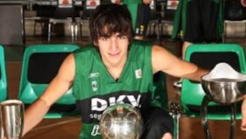 <b>GRAN TEMPORADA.</b> Ricky posa con los trofeos de la temporada 2008/2008, la Copa ULEB y la Copa del Rey a los que espera sumar la medalla de oro ol¨ªmpica.
