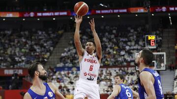 Basketball - FIBA World Cup - Classification Games 5-8 - Poland v Czech Republic - Shanghai Oriental Sports Center, Shanghai, China - September 12, 2019   Poland&#039;s A.J. Slaughter in action with Czech Republic&#039;s Vojtech Hruban and Tomas Satoransky REUTERS/Aly Song
