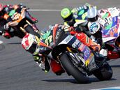 Cinco caídas en 6 vueltas, triunfo de Aegerter y podio de Torres