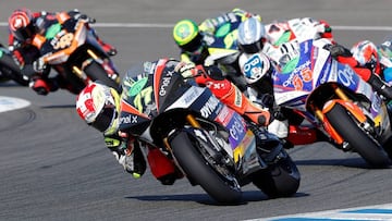 Aegerter liderando el pelotón de MotoE en Jerez.