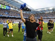 Los jugadores del Deportivo de La Coruña celebran en el estadio de Riazor el ascenso a segunda división. En la imagen Imanol Idiakez.