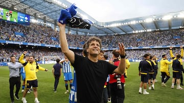 Los jugadores del Deportivo de La Coruña celebran en el estadio de Riazor el ascenso a segunda división. En la imagen Imanol Idiakez.