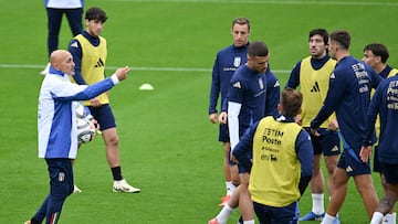 Spalletti da órdenes a sus jugadores durante el entrenamiento de ayer.