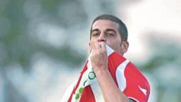 <b>TERCER GOL. </b>Gerard López se besa el escudo después de lograr el primer tanto del Girona ayer ante el Nàstic. En su cuenta, ya lleva tres.