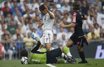 El gol inaugural de esta temporada corre a cargo de RaÃºl, que marcÃ³ en el minuto 25 de la primera parte con la zurda, en un partido duro contra el Deportivo de la CoruÃ±a, pero que finalmente se llevÃ³ el Real Madrid por 4-2.