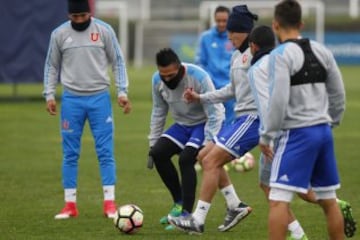 El jugador  de  de Universidad de Chile Fabian Monzon y Matias Rodriguez son  fotografiados  durante  el entrenamiento  en las canchas del CDA en Santiago, Chile.