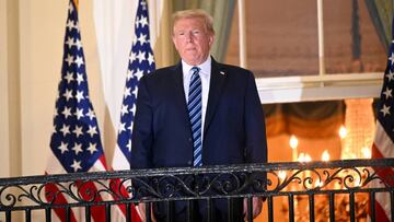 FOTO DE ARCHIVO: El presidente de Estados Unidos, Donald Trump, posa sobre el Balc&oacute;n Truman de la Casa Blanca despu&eacute;s de quitarse su mascarilla protectora mientras regresa a la Casa Blanca luego de ser hospitalizado en el Centro M&eacute;dico Walter Reed por tratamiento de la enfermedad por coronavirus (COVID-19), en Washington. , EE.UU. 5 de octubre de 2020.