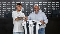 Arnau Sola junto a Manolo Breis, en su presentación como nuevo jugador del  FC Cartagena. (Pascu Méndez).