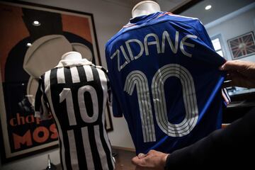 Camiseta de Zidane, de la Selección Francesa, de un amistoso con México en 2006 junto a la de Platini, de la Juventus.