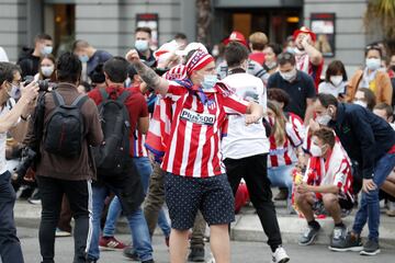 Algunos aficionados del Atltico de Madrid se acercaron a la fuente madrile?a de Neptuno para celebrar el ttulo de Liga conseguido.