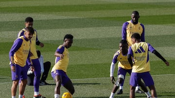 Vinicius, en el centro de la imagen, durante el último entrenamiento del Real Madrid antes de enfrentarse a Las Palmas.