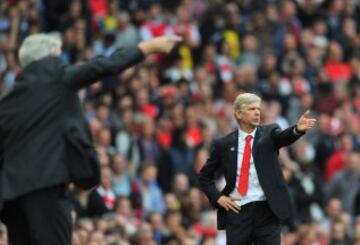 Arsene Wenger da instrucciones durante el partido ante el Hull City.