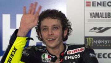 Rossi saluda, desde el box de Yamaha, a algunos de los aficionados que est&aacute;n siguiendo los test de Sepang.