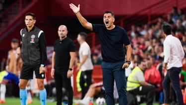 GRANADA, 18/09/23.- El técnico del Girona, Michel, durante el encuentro correspondiente a la quinta jornada de primera división que han disputado hoy lunes frente al Granada en el estadio Nuevo los Carmenes de la capital nazarí. EFE/ Miguel Angel Molina.