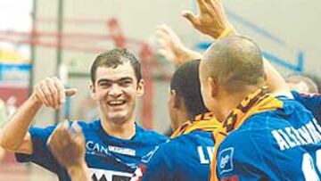 <b>BIGOLEADOR. </b>Wilde es felicitado por su compañeros tras marcar el 0-3.