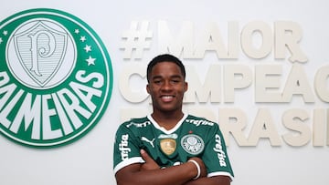 This handout picture released by the Brazilian football team Sociedade Esportiva Palmeiras, shows midfielder Endrick after signing his first contract as a professional athlete in Sao Paulo, Brazil, on July 21, 2022. (Photo by Sociedade Esportiva Palmeiras / AFP) / RESTRICTED TO EDITORIAL USE - MANDATORY CREDIT "AFP PHOTO / SOCIEDADE ESPORTIVA PALMEIRAS / FABIO MENOTTI" - NO MARKETING - NO ADVERTISING CAMPAIGNS - DISTRIBUTED AS A SERVICE TO CLIENTS