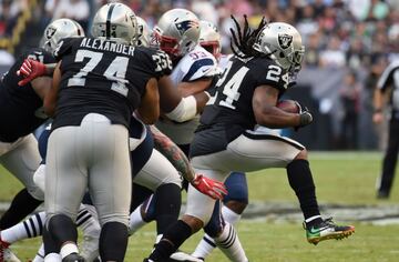 Oakland Raiders' Marshawn Lynch hands the ball off during the 2016 NFL week 11 regular season football game against New England Patriots on November 19, 2017 at the Azteca Stadium in Mexico City. / AFP PHOTO / ALFREDO ESTRELLA