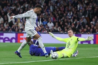 2-0. Gran pase al espacio de Arda Güler para la carrera de Vinicius que asiste al delantero francés para empujar el balón al fondo de la portería de Philipp Köhn.