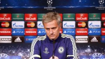 El entrenador portugu&eacute;s del Chelsea, Jose Mourinho, ofrece una rueda de prensa en el estadio Parc des Princes de Par&iacute;s