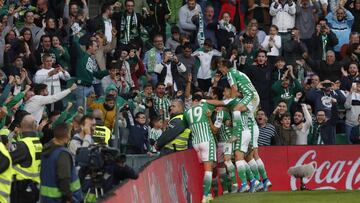 Los jugadores del Betis festejan el triunfo.
