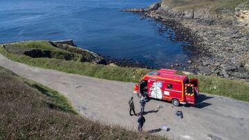 Los tres integrantes de Lost In The Swell en alg&uacute;n punto de Europa con su cami&oacute;n de bomberos, un neopreno en el suelo, buscando olas para el surf. 