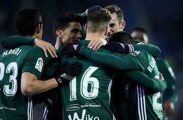 Loren Moron celebra su gol ante el Alavés con otros jugadores del Betis.