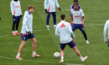 Dean Huijsen y Lamine Yamal.
