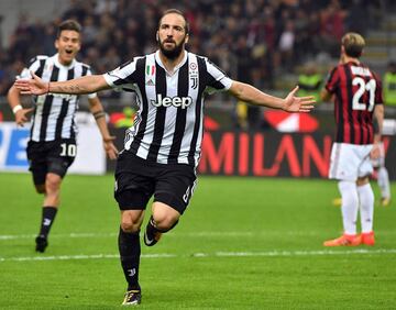 Milan (Italy), 28/10/2017.- Juventus' forward Gonzalo Higuain celebrates after scoring during the Italian Serie A soccer match between AS Milan and Juventus FC at Giuseppe Meazza Stadium in Milan, Italy, 28 October 2017.