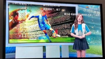 Una presentadora de la televisión china aparece en pantalla con la camiseta del Espanyol.