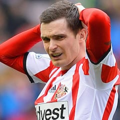 El futbolista Adam Johnson sale de prisión tras su condena por pedofilia