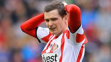 El futbolista Adam Johnson sale de prisión tras su condena por pedofilia