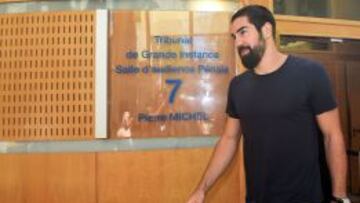 El jugador franc&eacute;s de balonmano Nikola Karabatic saliendo de los juzgados de Montpellier. 