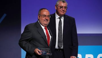 GRAF3902. MADRID, 05/06/2019.- El periodista Alfredo Rela&ntilde;o (i) ha sido uno de los premiados en la la V Gala Todos Somos Estudiantes 2019 celebrada este mi&eacute;rcoles en Madrid. En la imagen, acompa&ntilde;ado por el ex futbolista y presentador de Televisi&oacute;n y Radio Michael Robinson. EFE/Emilio Naranjo