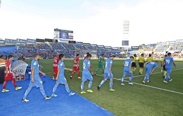 Salida al campo de los onces titulares.
