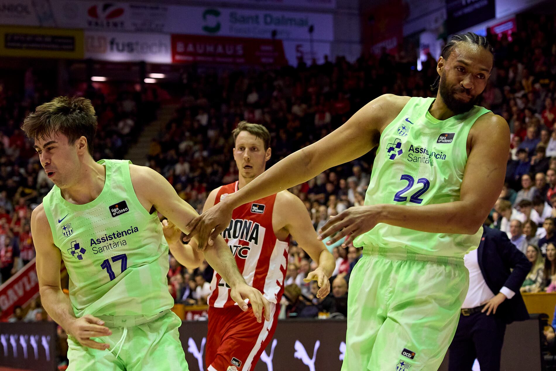 Juan Núñez y Jabari Parker, del Barça, se golpean ante el Girona.
