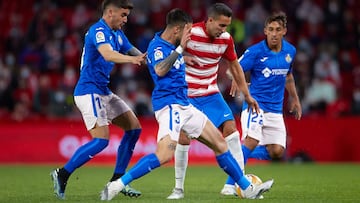 Los tres uruguayos del Getafe, Dami&aacute;n, Arambarri y Cabaco, rodean a Montoro en una acci&oacute;n del primer tiempo.