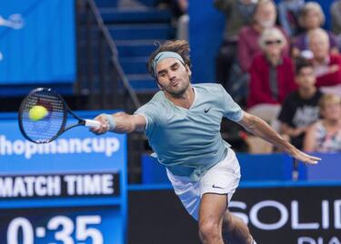 Federer signals intent with rout of Gasquet