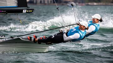 Las espa&ntilde;olas T&aacute;mara Echegoyen y Paula Barcel&oacute; compiten durante una de las regatas de hoy en la clase 49er FX en los Campeonatos del Mundo de Geelong.