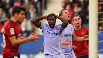 Barcelona&#039;s French defender Samuel Umtiti (C) reacts during the Spanish league football match between CA Osasuna and FC Barcelona at El Sadar stadium in Pamplona on December 12, 2021. (Photo by ANDER GILLENEA / AFP)