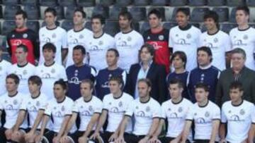<b>EL EQUIPO SE HIZO AYER LA FOTO OFICIAL DE LA TEMPORADA 2010-2011</b> La plantilla se hizo ayer la foto oficial. Fila superior, de izquierda a derecha: Biel, Juanjo, Esposito, Zamora, Goiko, Márquez, Bernabé, Galindo, José Ángel, Yuste, Moratón y Mario. Fila del medio: Masajista, Miguel García, Arbilla, Endika, Zegarra, Cano, Pascual, Bonilla, Iglesias, Doctor Garrido y técnicos de campo; Fila inferior: Sito, Perico, Andrés, Rosas, Sergio García, Toti, Quique Martín, Carlos, Kike, Javi y Sarmiento.