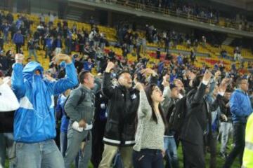 En un juego entre Millonarios y Bucaramanga, la hinchada invadió la cancha de El Campín por los malos resultados del equipo. 