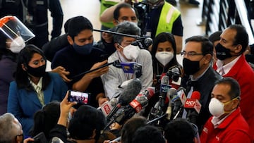 Peru&#039;s President Martin Vizcarra talks with journalists at the Jorge Chavez International Airport on its re-opening day for regular international commercial traffic after more than six months of lockdown following the coronavirus disease (COVID-19) outbreak, in Lima, Peru, October 5, 2020. REUTERS/Sebastian Castaneda NO RESALES. NO ARCHIVES