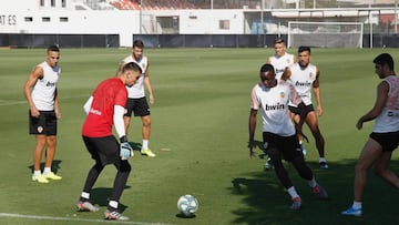 La plantilla se ejercita en la Ciudad Deportiva de Paterna sin Carlos Soler.