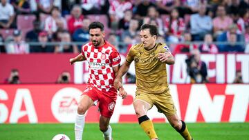 GIRONA, 19/10/2024.- El centrocampista del Girona Iván Martín (i) juega un balón ante Mikel Oyarzabal, de la Real Sociedad, durante el partido de LaLiga EA Sports que Girona FC y Real Sociedad disputan este sábado en el estadio municipal de Montilivi. EFE/David Borrat