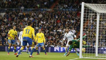 1-0. Casemiro marcó el primer gol.