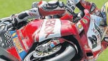 <b>EL MÁS RÁPIDO. </b>Troy Bayliss fue muy deprisa con su Ducati.