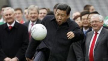 Xi Jinping, presidente de China, chutando un bal&oacute;n en el Croke Park de Dubl&iacute;n, en 2012. Es un apasionado del f&uacute;tbol.