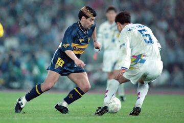 Formado en las inferiores de Argentinos Juniors, cancel¨® las ofertas de River Plate y Am¨¦rica de Cali para marcharse cedido a Boca Juniors. Aunque gan¨® el torneo Metropolitano en 1981 y marc¨® 28 goles en 40 partidos, se march¨® traspasado al FC Barcelona. Tras consagrarse en el N¨¢poles y su paso por Europa regresaba a La Bombonera en un periodo marcado por sus problemas de salud, conflictos personales con los t¨¦cnicos Silvio Marzolini o Carlos Bilardo y la deuda econ¨®mica del club. El d¨ªa de su cumplea?os n¨²mero 37 y con unas molestias jugaba su ¨²ltimo partido con el equipo argentino frente a River Plate ganando 2-1.
