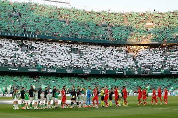 SEVILLA, 28/04/2024.- Los jugadores del Betis y del Sevilla, antes del partido de Liga en Primera División que Real Betis y Sevilla FC disputan este domingo en el estadio Benito Villamarín. EFE/Julio Muñoz
